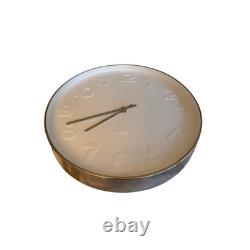 Horloge murale Karlsson blanche argentée Mr White minimaliste avec chiffres en relief et bord chromé