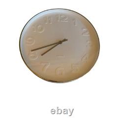 Horloge murale Karlsson blanche argentée Mr White minimaliste avec chiffres en relief et bord chromé