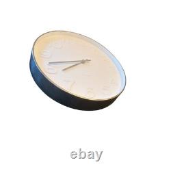 Horloge murale Karlsson blanche argentée Mr White minimaliste avec chiffres en relief et bord chromé