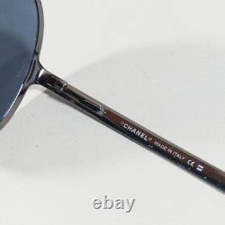 Lunettes de soleil pilote Chanel 4127 c. 108/87 125 à monture argentée avec verres gris et étui