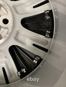 Tesla Model S 2020 Roue OEM Tempest 19 pouces 148628500A avec couvercle en plastique inclus